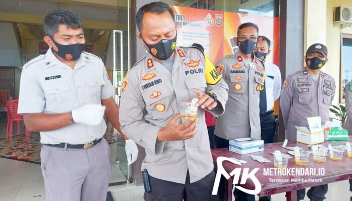 Berantas Narkoba, Puluhan Personel Polres Kolut Jalani Tes Urin Dadakan