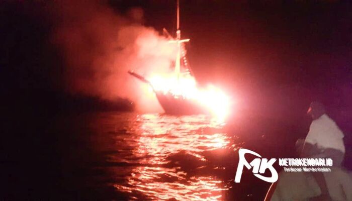 Kapal KM Putra Raja Terbakar Saat Berlayar di Perairan Selat Buton