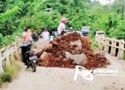 Tidak Kunjung Diperbaiki, Warga di Konsel Blokir Jalan dengan Timbunan