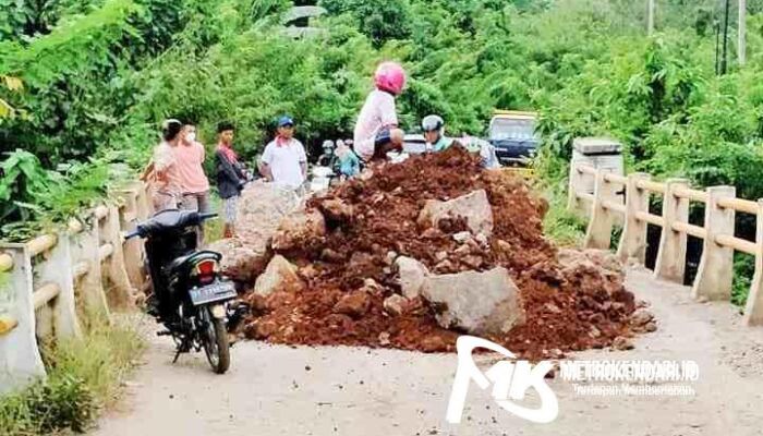 Tidak Kunjung Diperbaiki, Warga di Konsel Blokir Jalan dengan Timbunan