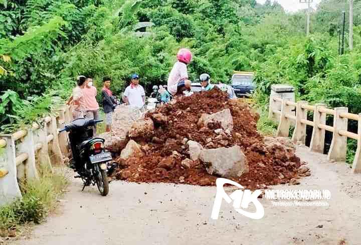 Warga Konsel Blokir Jalan