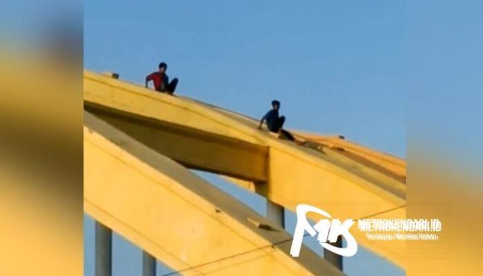 Viral! Aksi Nekat 2 Bocah Main Seluncuran di Atas Jembatan Pasar Baru