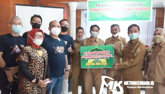 Alumni SMANSA Kendari Angkatan 2001 Serahkan Bantuan Pembangunan Masjid