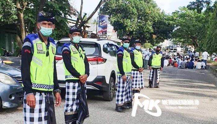 Cermin Toleransi, Pecalang Umat Hindu di Konawe Ikut Jaga Salat Id di Masjid