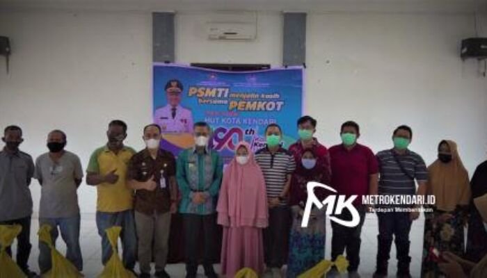 Jelang HUT Kota Kendari ke-190, Walikota dan PSMTI Bagi Sembako Untuk Warga