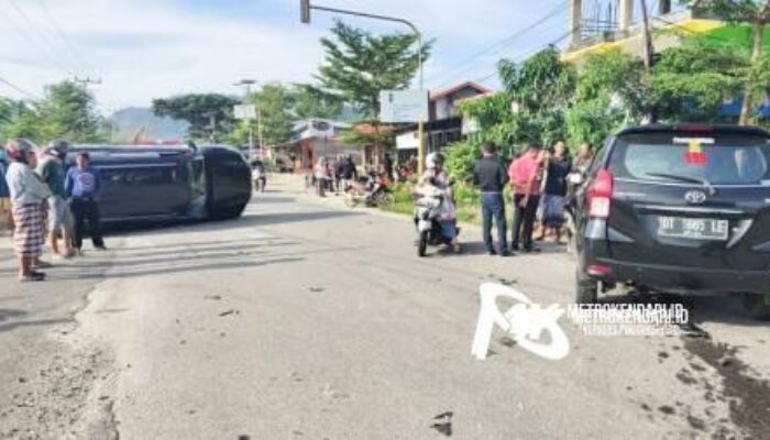 Kecelakaan di Kolut, Mobil Fortuner Terbalik Usai Ditabrak Avanza