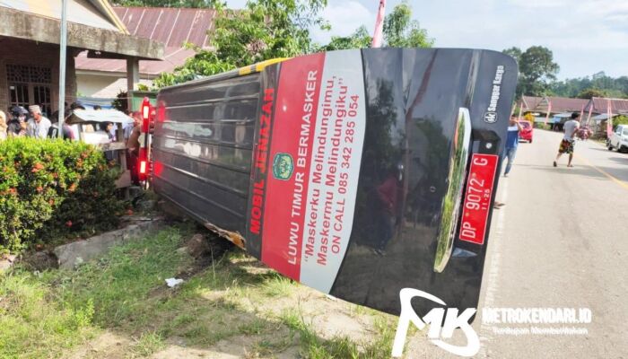 Mobil Ambulans Bawa Jenazah Terbalik di Kolut, 4 Penumpang Luka-luka