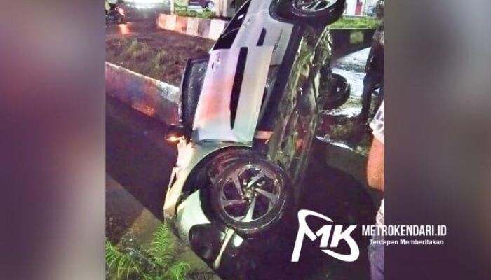 Mobil Toyota Rush Masuk Selokan Usai Isi BBM di SPBU Rabam Kendari