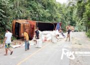 Rem Blong, Truk Pengangkut Padi Terbalik di Kolaka Utara