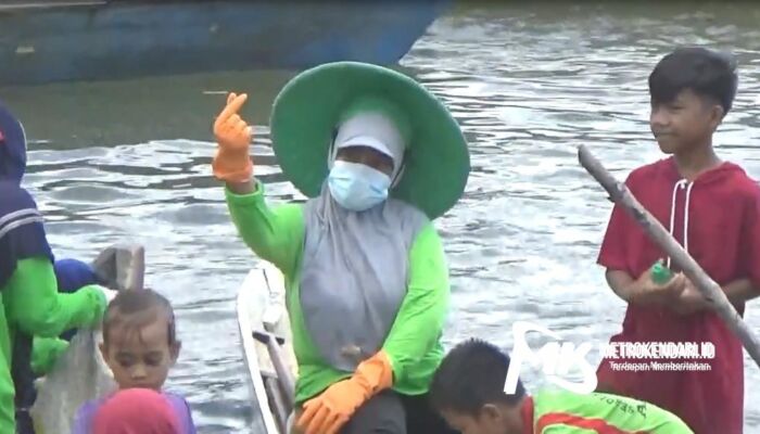 Video: Cara Unik Peringati Hari Lingkungan, Emak-emak Serbu Sampah di Teluk Kendari