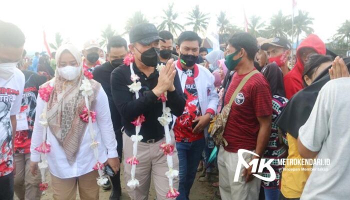 Warga Koltim Antusias Sambut Kedatangan Mayjen TNI (Purn) Andi Sumangerukka