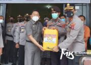 Bantu Penanganan Wabah Covid-19, Polres Butur Serahkan 1,2 Ton Cairan Desinfektan ke Pemda