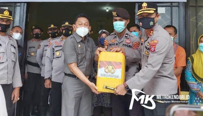 Bantu Penanganan Wabah Covid-19, Polres Butur Serahkan 1,2 Ton Cairan Desinfektan ke Pemda