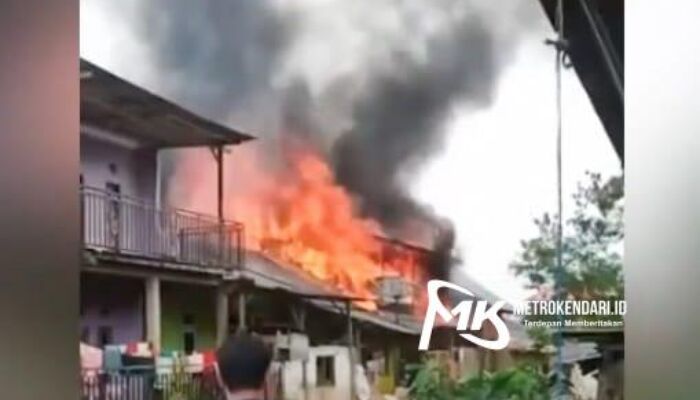 Breaking News: Kebakaran Hebat di Kendari, 3 Rumah Warga Ludes Terbakar