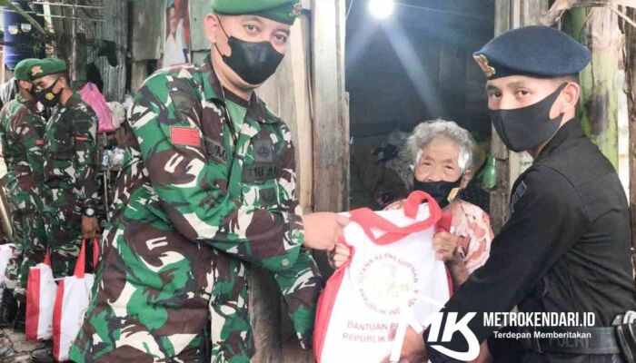 Brimob Sultra-TNI Salurkan Bantuan Presiden RI Untuk Warga Terdampak Covid-19