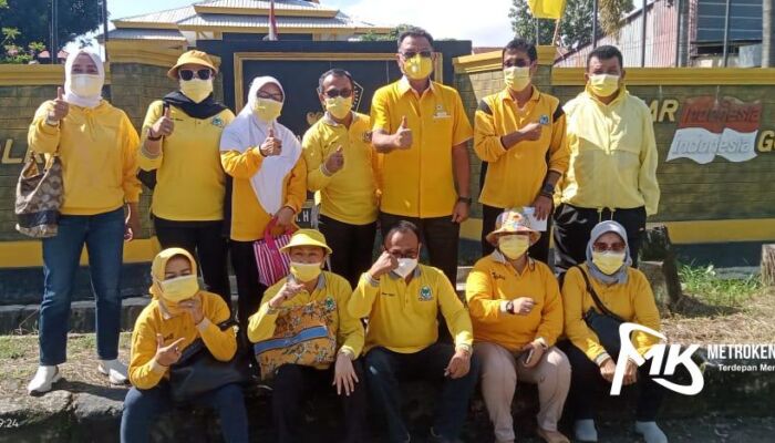 DPD Golkar Sultra  Bagikan Sembako Untuk Warga Terdampak Covid-19 di Kendari