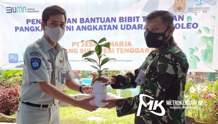 Jasa Raharja Sultra Serahkan Bantuan 380 Bibit Tanaman Buah di Lanud Haluoleo Kendari