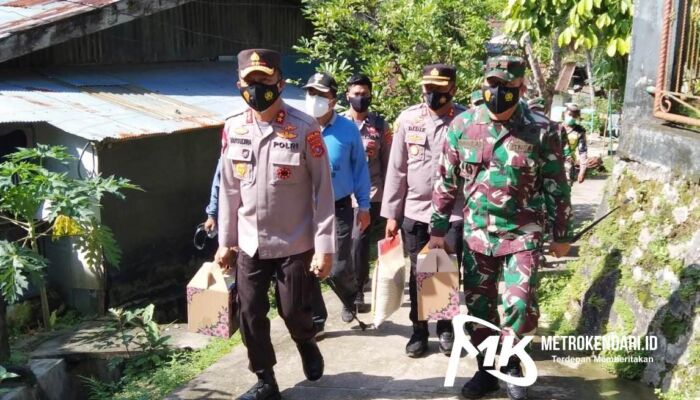 Kapolda Sultra dan Danrem 143/HO Terjun Langsung Salurkan Bantuan ke Rumah Warga