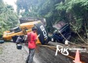 Truk Pengangkut Ekskavator Terbalik di Tamborasi Kolaka