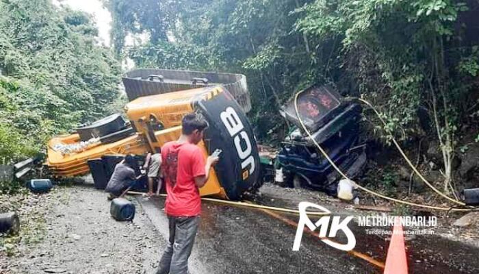 Truk Pengangkut Ekskavator Terbalik di Tamborasi Kolaka