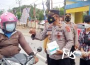 Polsek Baruga dan Mahasiswa Turun Ke Jalan Bagikan Masker Gratis Untuk Warga