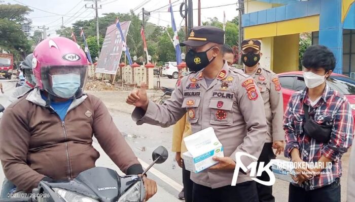 Polsek Baruga dan Mahasiswa Turun Ke Jalan Bagikan Masker Gratis Untuk Warga