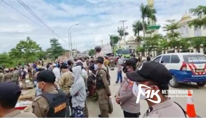 Tolak Penggusuran Pasar di Bombana, Seorang Pedagang Nekat Hadang Alat Berat