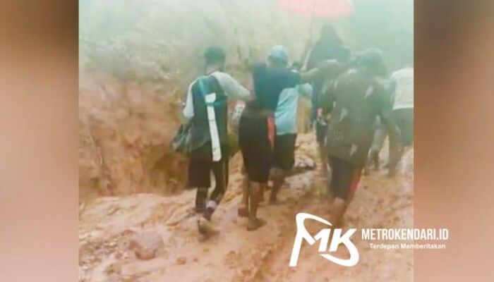 Miris! Jalan Rusak Parah, Wanita Baru Melahirkan di Konsel Terpaksa Ditandu Sejauh 2 Km