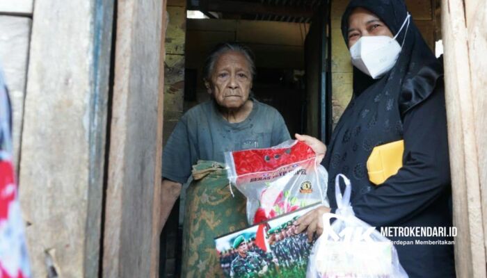 Aksi Peduli Relawan ASR Bagikan Sembako Untuk Lansia di Wakatobi