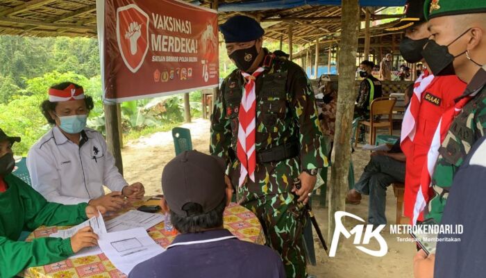 HUT RI ke-76, Personel Brimob Polda Sultra, TNI dan Manggala Agni Bentangkan Bendera di Puncak Wolasi