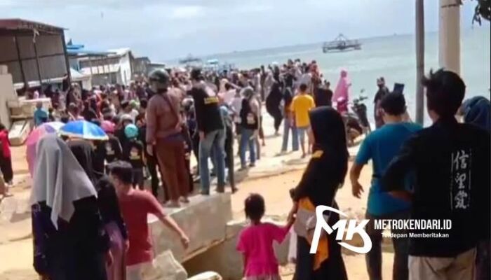 Heboh! Warga Ramai-ramai Bongkar Rumah Pelaku Pembunuhan di Kolaka