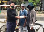 Jumat Berkah, Relawan ASR Berbagi Paket Makanan ke Tukang Becak dan Warga di Kendari