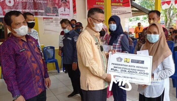 Puluhan Warga Kendari Terima Dana Bantuan Perbaikan Rumah Tidak Layak Huni