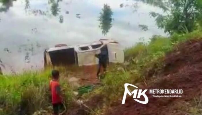 Mobil Double Cabin Terjun ke Rawa Hingga Nyaris Tenggelam di Konut