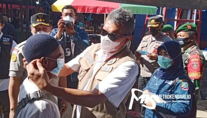 Tanggap Covid-19, BNPB Sultra Bagikan Masker ke Pedagang Pasar di Konut