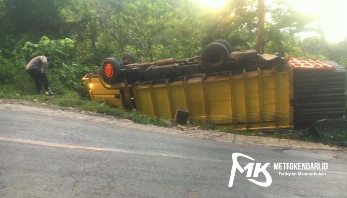 Truk Bermuatan Pipa Tujuan Bombana Terguling di Kolut