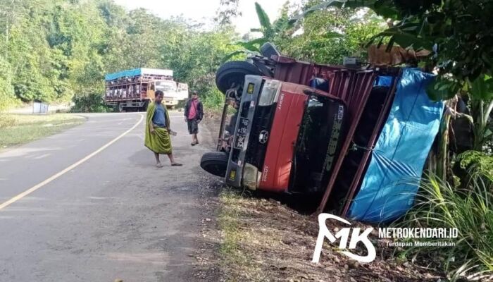 Truk Pengangkut Motor Baru Milik Dealer Nyaris Masuk Jurang di Kolut