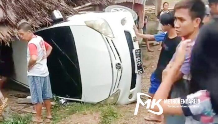 Brakkk! Mobil Avanza Tabrak Rumah Hingga Terbalik di Konsel