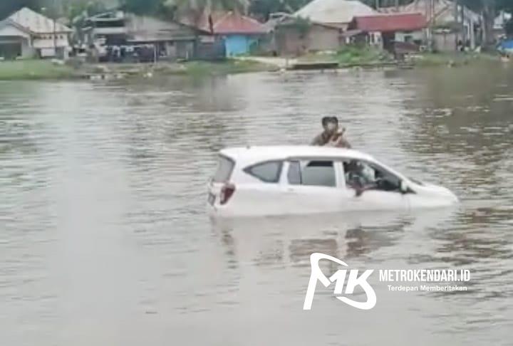 Mobil Jatuh ke Sungai