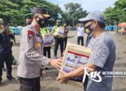 HUT Lalu Lintas, Polda Sultra Bagikan Bantuan Sembako ke Sopir Angkot di Kendari