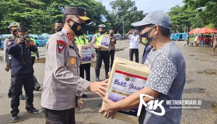 HUT Lalu Lintas, Polda Sultra Bagikan Bantuan Sembako ke Sopir Angkot di Kendari