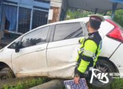 Mobil Honda Jazz Tabrak Rumah Warga di Kendari, Hingga Rusak