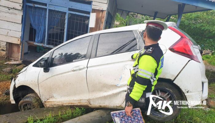 Mobil Honda Jazz Tabrak Rumah Warga di Kendari, Hingga Rusak