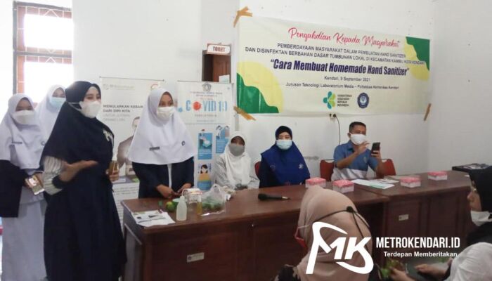 Poltekes Kendari Latih Warga Buat Handsanitizer Berbahan Alami Tanpa Alkohol