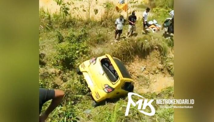 Brakkk! Mobil Agya Terjun Bebas di Dekat Bendungan Retensi Boulevard