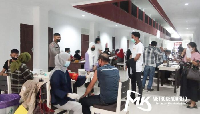 Persiapan Belajar Tatap Muka, Ratusan Mahasiswa Baru Unsultra Jalani Vaksinasi