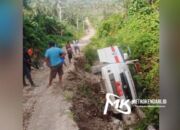 Sebuah Mobil Ambulans Terguling ke Parit Akibat Jalan Rusak di Wawonii