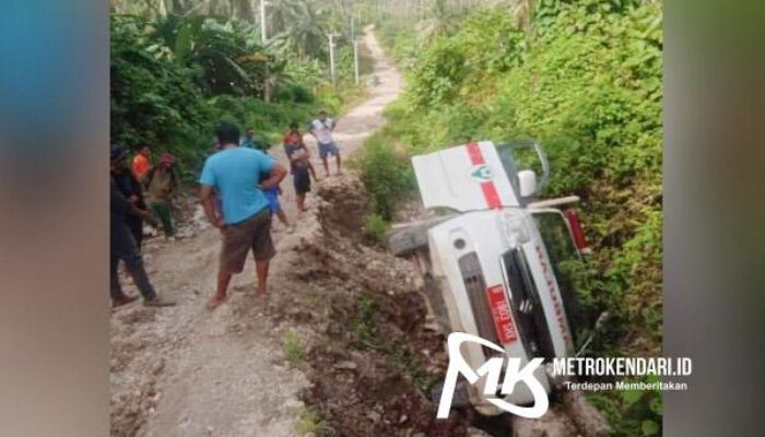 Sebuah Mobil Ambulans Terguling ke Parit Akibat Jalan Rusak di Wawonii