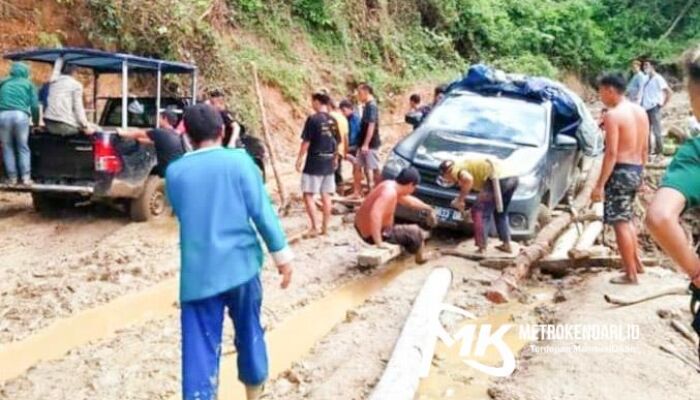 Jalan di Latoma dan Asinua Semakin Rusak Parah, Warga Galau Berat