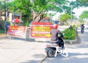 Tak Kunjung Diperbaiki, Warga Blokir Jalan Depan SMA 5 di Baruga